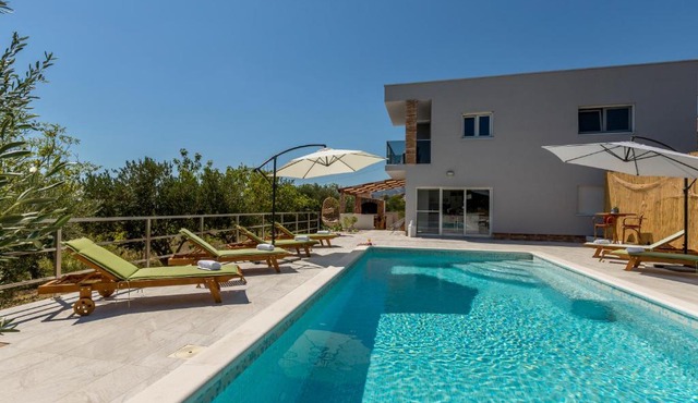 Villa Bučije private pool save 15 percent on Split-villas com