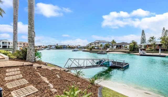 Villa by the Canal - Runaway Bay