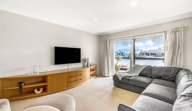 Villa by the Canal - Runaway Bay