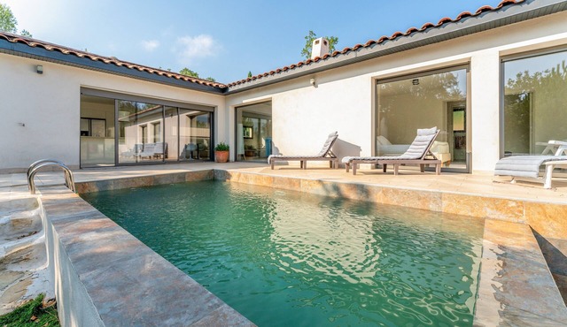 Villa 'By the Gardon' with Mountain View, Wi-Fi and Air Conditioning
