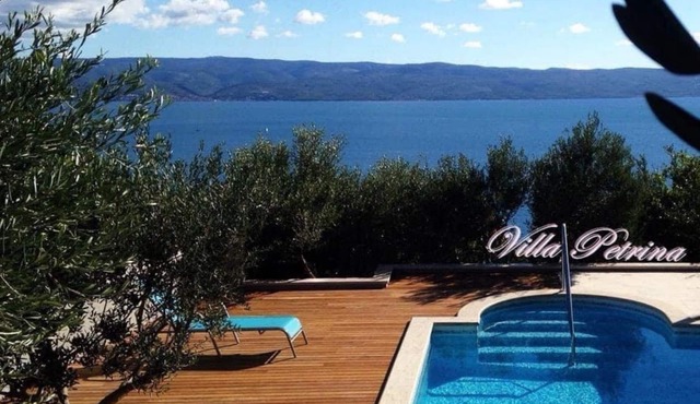 Villa by the sea (170 m)fully air-conditioned with panoramic view, heated pool