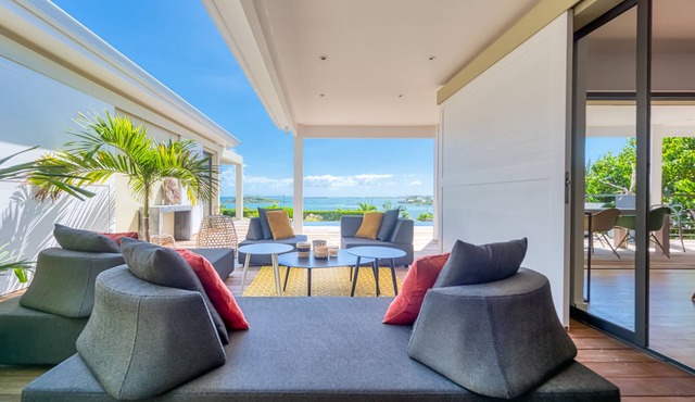 Villa by the water - sea view -minimalist style