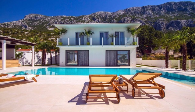 Villa Byron - Four Bedroom Villa, Sleeps 8