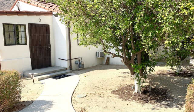 Villa C - a studio with kitchen. A few steps from downtown Palm Springs! 👑