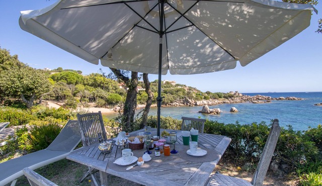 Villa Cala D Oro with sea view, private beach, Wi-Fi and air conditioning
