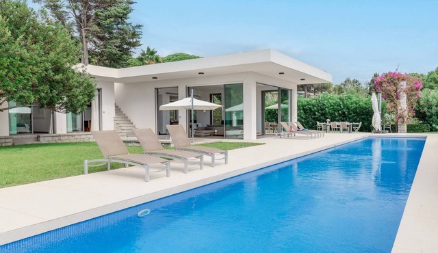 VILLA CALIFORNIA- 6 bedrooms, swimming pool, beach on foot