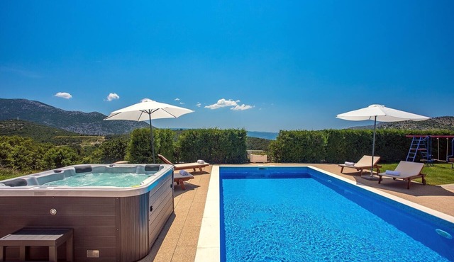 Villa Calma with heated pool, jacuzzi, sauna and 4 bedrooms