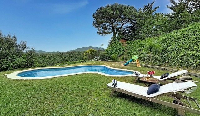 Villa 'Can Ayala' Arenys de Munt – With Garden and Private Pool