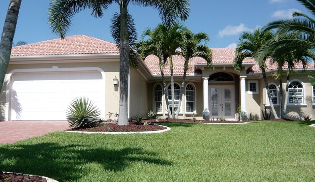 Villa'Cape Florida 'with heated pool/spa on a wide Gulf access canal