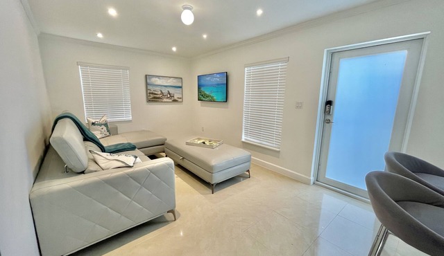 Villa Capri Cozy 2 Bedroom Cottage in the heart of Miami