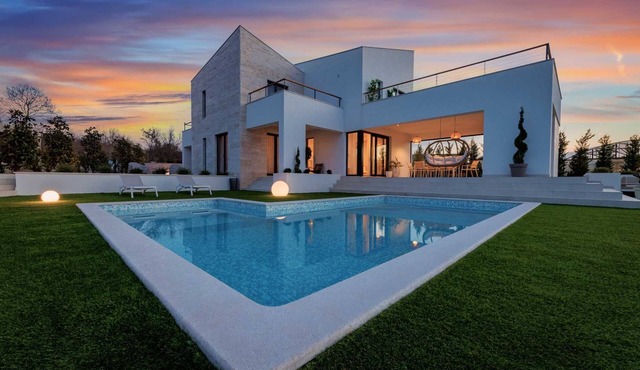 Villa CASA LEI with heated pool, jacuzzi and sauna
