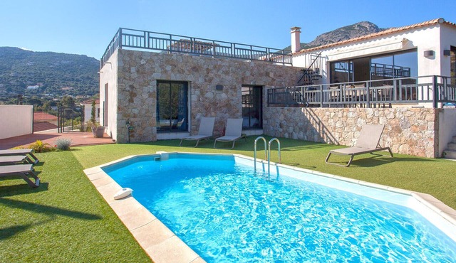 Villa casa Luna : piscine chauffée vue mer proche centre et plage de Calvi
