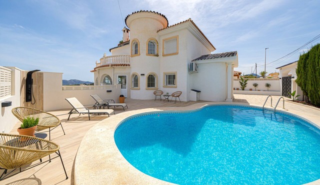 Villa "Casa Metro" with Pool, Garden, Balcony, A/C & Wi-Fi