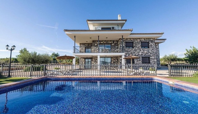 Villa Casa Rural la Montana 1 with pool, terraces and Wi-Fi