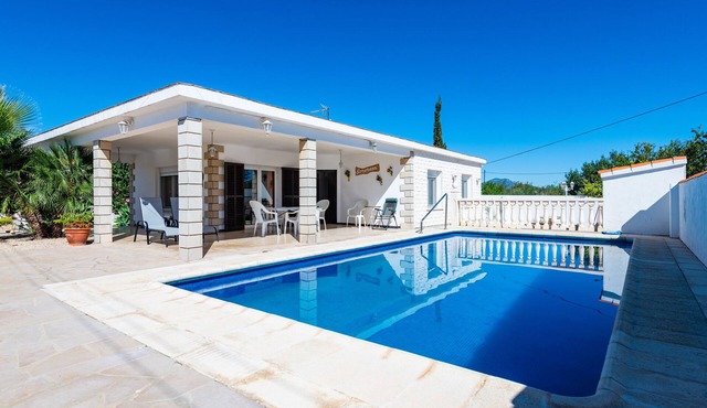 Villa 'Casa Sorpresa' close to the Beach with Pool & Wi-Fi