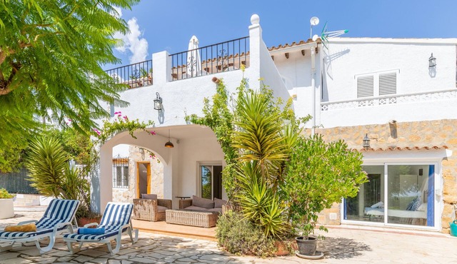 Villa Casa Verde, Sun-drenched and Private Pool close to beach