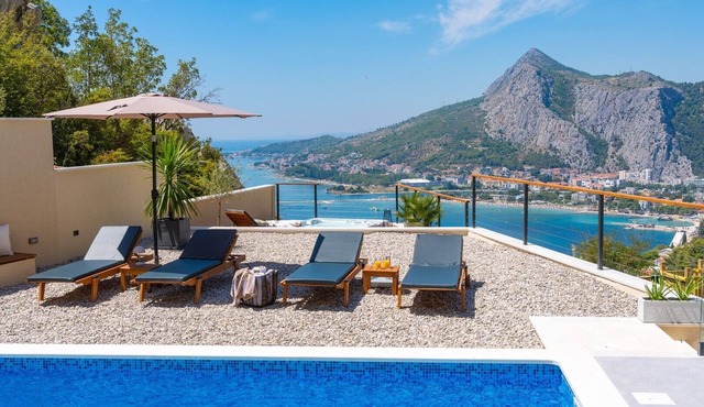 Villa Casa Vita features a sea view, billiards, sauna, and a heated pool