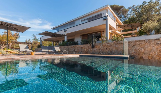 VILLA CASADELMAR- 7 bedrooms, sleeps 16, sea view, pool, apartment, beach access, grounds.