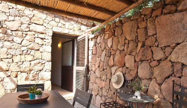 Villa Casette, 2 to 4 people, sheepfold-style stone house with shared pool
