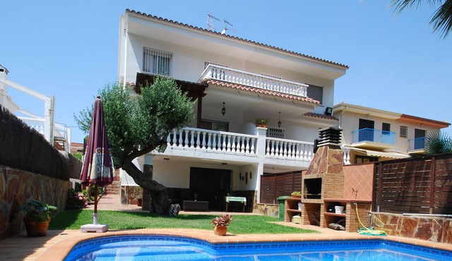 Villa Casia con Piscina Privada Cerca de la Playa R089