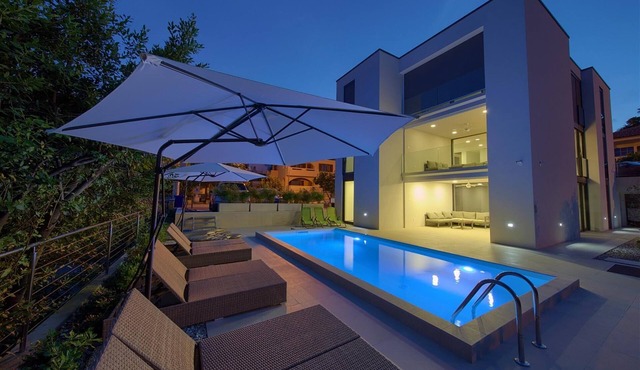 Villa Celeia - Luxurious villa with heated pool in city centre of Krk
