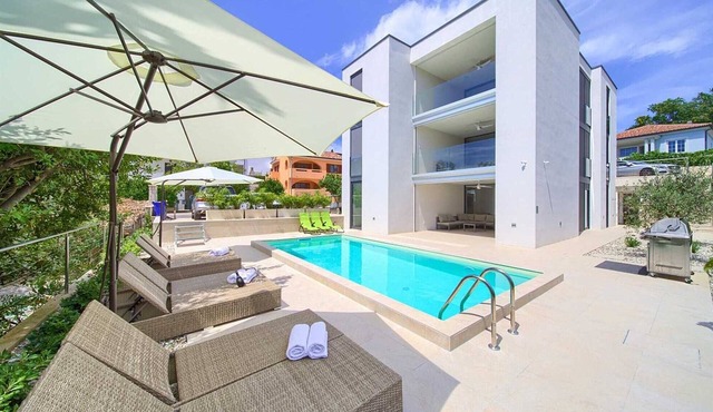 Villa Celeia - Luxurious first floor apartment with heated pool in city centre of Krk