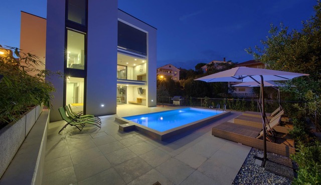 Villa Celeia - Luxurious second floor apartment with heated pool in city centre of Krk