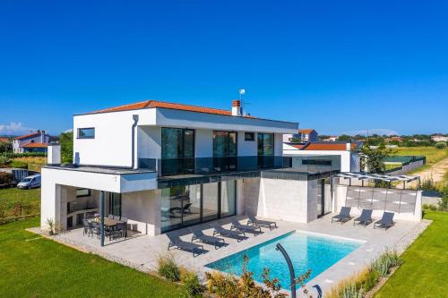 Villa Celi Private Heated Pool & Jacuzzi 4BR Near Fažana & Brijuni