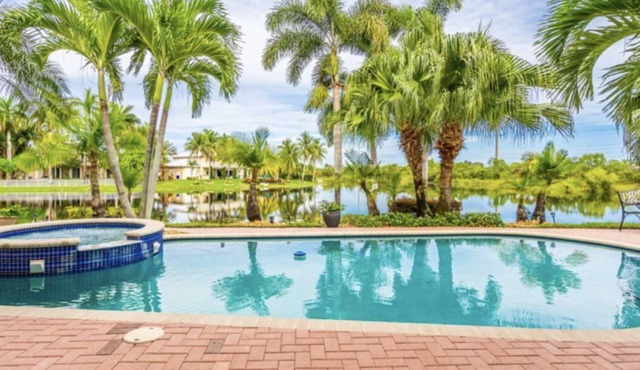 Villa,centrally located with lake,views, jacuzzy,pool,mini golf.events paradise