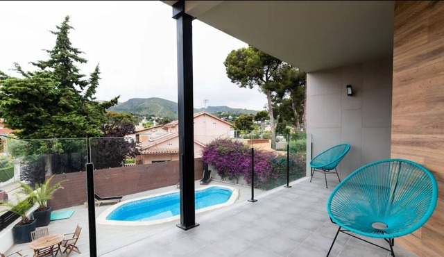 Villa cerca de Playa Castelldefels with Mountain View, Pool, Garden, Terrace, A/C & Wi-Fi
