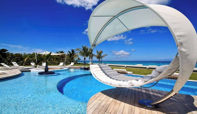 Villa C’est La Vie – Luxury Beachfront Villa on Plum Bay, St. Martin with Private Chef