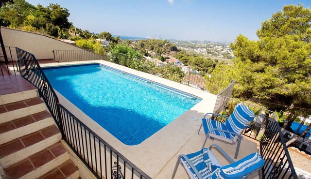 Villa Cezanne, Sea Views, private pool, breezes, WIFI, close to new ALDI