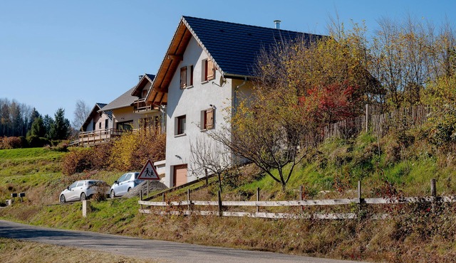 Villa 'Chalet 6 À 8 Pers Au Bord Du Lac' with Lake View, Private Terrace and Wi-Fi