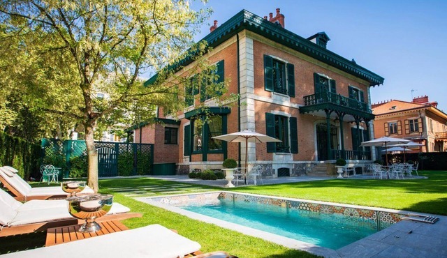 Villa - Chalet Clermont-Tonnerre with swimming pool in the center of town