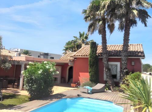 Villa charmante à Agde avec piscine privée et jardin