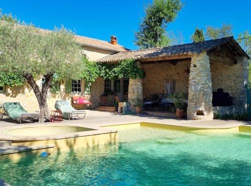 Villa charmante à Lussan avec piscine privée et jardin closa