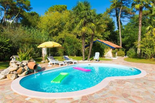 Villa charmante 3 étoiles à Biarritz Anglet, piscine privée et jardin.
