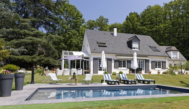 Villa Chevreuils - The Young Ladies at Versailles