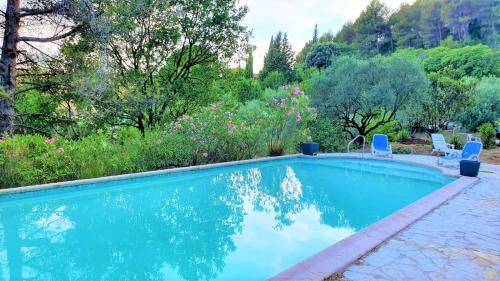 Villa CIGALONS en pleine pinède avec PISCINE