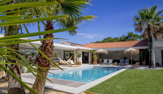 VILLA CLARIS, BIG HOUSE 300 METERS AWAY FROM THE BEACH