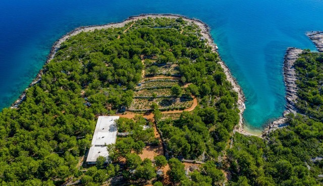 Villa Clasa - Four Bedroom Villa, Sleeps 8