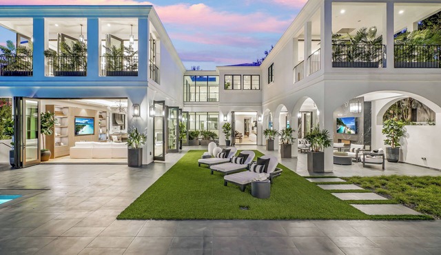 Villa Colette by LuxJB 🏆 Beverly Hills Mansion with Resort-Style Service