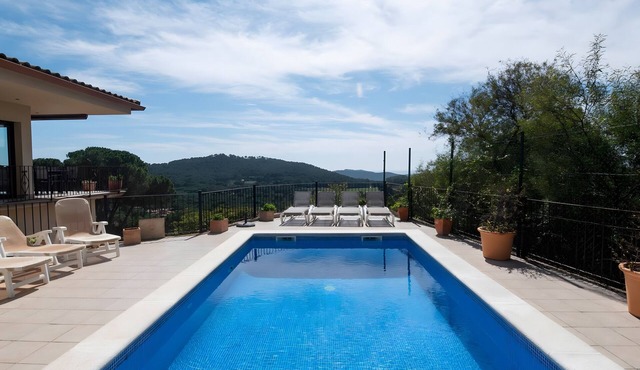 Villa 'Colina' with Sea View, Wi-Fi and Air Conditioning