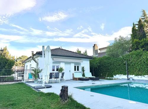 Villa Completa en Pantano de San Juan con Piscina privada, Jardines, Cine y BBQ para 8 personas