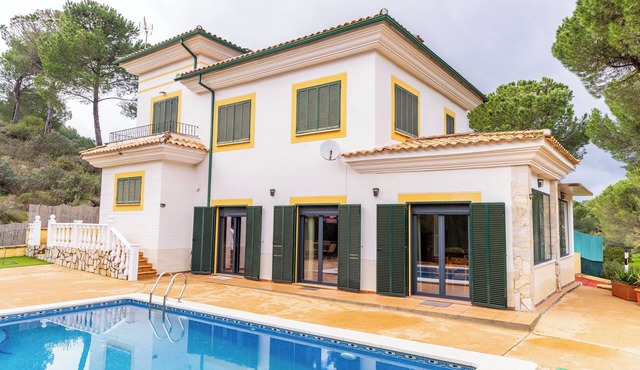 Villa con chimenea, barbacoa y vistas panorámicas.