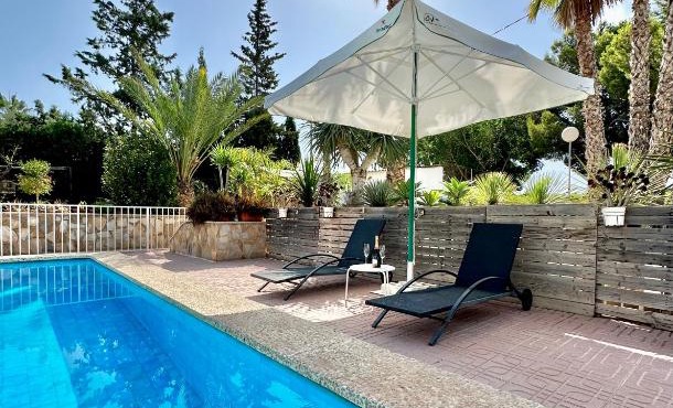 Villa con jardín y piscina privada