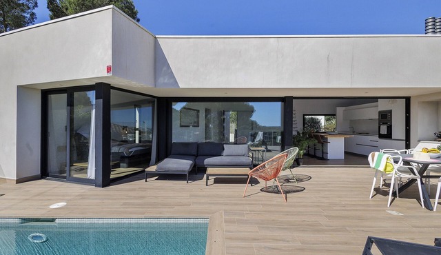 Villa con piscina, aire acondicionado y vistas al mar