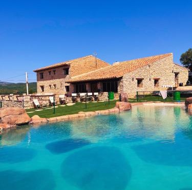 Villa con piscina, campo fútbol y pádel