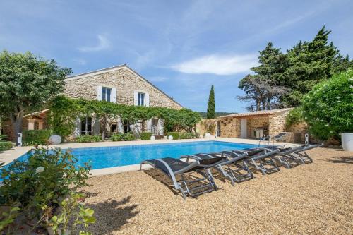 Villa confortable avec piscine privée à Uchaux