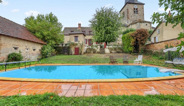 Villa confortable avec piscine privée à Lucenay-lès-Aix